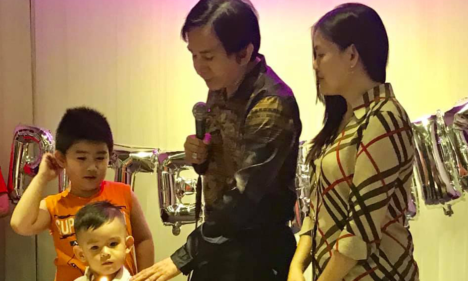 'Ông hoàng cải lương' Kim Tử Long tổ chức sinh nhật cho quý tử thứ hai, kháu khỉnh và điển trai hơn cả cậu cả