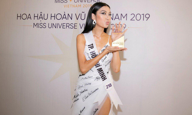 Không ngoài dự đoán, Thúy Vân giành giải thưởng Thí sinh được yêu thích nhất trên mạng xã hội tại Hoa hậu Hoàn vũ Việt Nam 2019