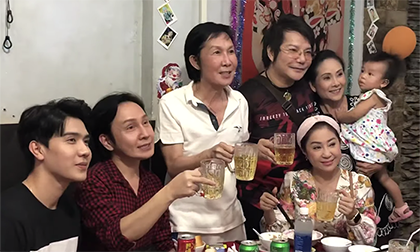'Ông hoàng cải lương Hồ Quảng' Vũ Linh mừng tuổi 61 bên người thân với sắc diện tươi tắn sau cơn bạo bệnh