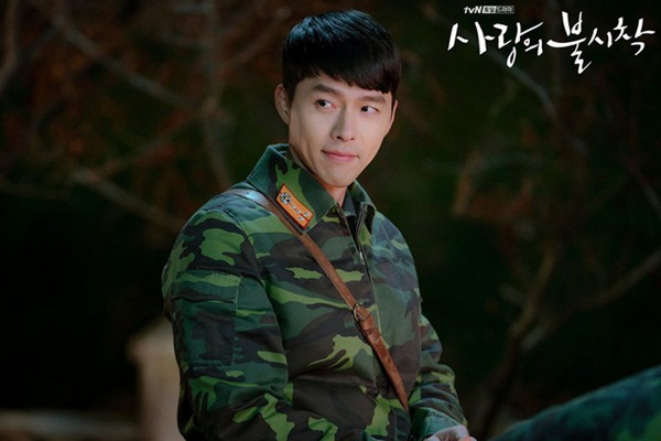Tạm hoãn phim, 'Hạ cánh nơi anh' an ủi người hâm mộ bằng bộ ảnh Hyun Bin mặc quân phục siêu xịn và 'chất như nước cất'  0