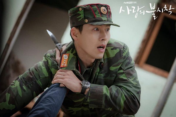 Tạm hoãn phim, 'Hạ cánh nơi anh' an ủi người hâm mộ bằng bộ ảnh Hyun Bin mặc quân phục siêu xịn và 'chất như nước cất'  9