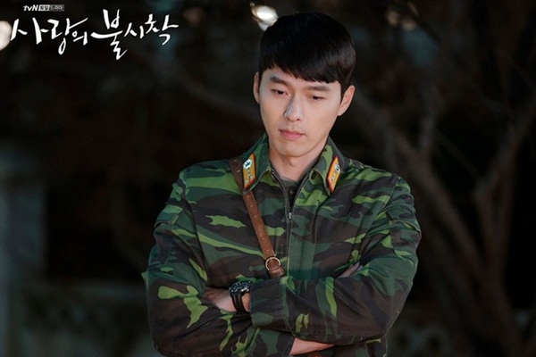 Tạm hoãn phim, 'Hạ cánh nơi anh' an ủi người hâm mộ bằng bộ ảnh Hyun Bin mặc quân phục siêu xịn và 'chất như nước cất'  2