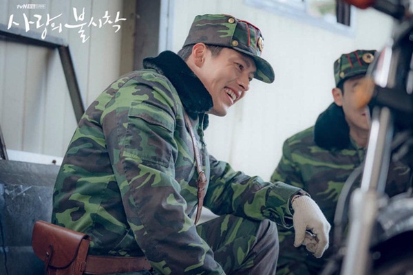 Tạm hoãn phim, 'Hạ cánh nơi anh' an ủi người hâm mộ bằng bộ ảnh Hyun Bin mặc quân phục siêu xịn và 'chất như nước cất'  5