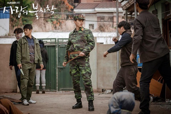 Tạm hoãn phim, 'Hạ cánh nơi anh' an ủi người hâm mộ bằng bộ ảnh Hyun Bin mặc quân phục siêu xịn và 'chất như nước cất'  6