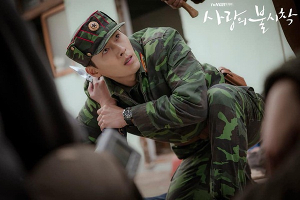 Tạm hoãn phim, 'Hạ cánh nơi anh' an ủi người hâm mộ bằng bộ ảnh Hyun Bin mặc quân phục siêu xịn và 'chất như nước cất'  8
