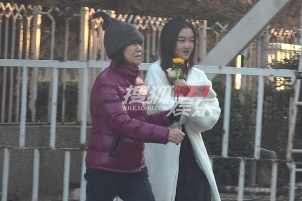 Bất chấp giá lạnh căm căm, con gái Vương Phi - Lý Yên cởi áo tạo dáng chụp ảnh trên phố đúng chất siêu mẫu  4