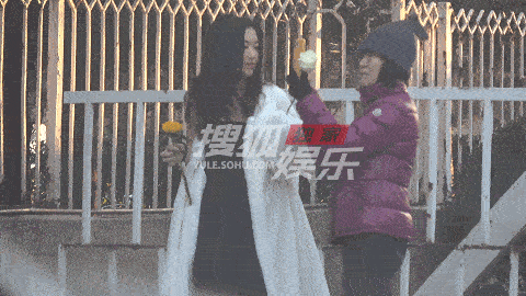 Bất chấp giá lạnh căm căm, con gái Vương Phi - Lý Yên cởi áo tạo dáng chụp ảnh trên phố đúng chất siêu mẫu  5