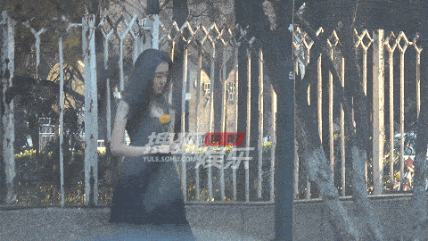 Bất chấp giá lạnh căm căm, con gái Vương Phi - Lý Yên cởi áo tạo dáng chụp ảnh trên phố đúng chất siêu mẫu  7