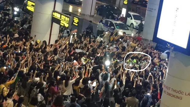 Sehun - Chanyeol (EXO) bị rừng fans 'bóp nghẹt' ở sân bay Nội Bài khi đến Việt Nam 2