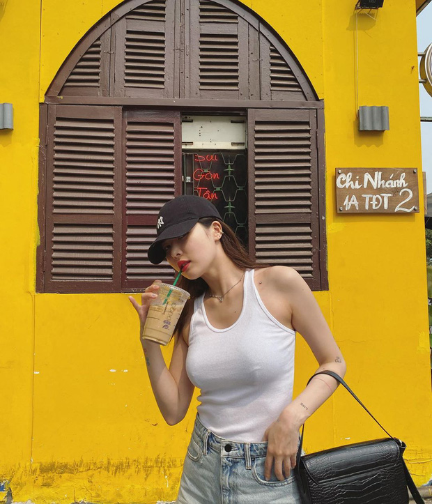 'Nữ hoàng quyến rũ' HyunA mua sắm ở quận 1, khoe ảnh đi uống cafe với body siêu nuột nà 0
