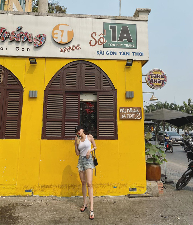 'Nữ hoàng quyến rũ' HyunA mua sắm ở quận 1, khoe ảnh đi uống cafe với body siêu nuột nà 1