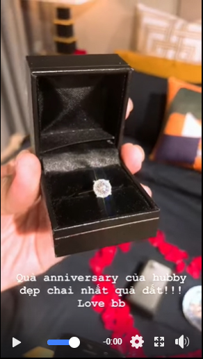 Lê Thúy được ông xã Việt kiều tặng nhẫn kim cương 'khủng' nhân kỷ niệm 5 năm ngày cưới 2
