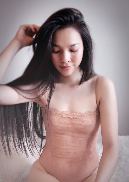 Hiền Thục lại đăng ảnh gợi cảm, ai cũng bất ngờ với bức tranh khỏa thân hoàn toàn phía sau 2