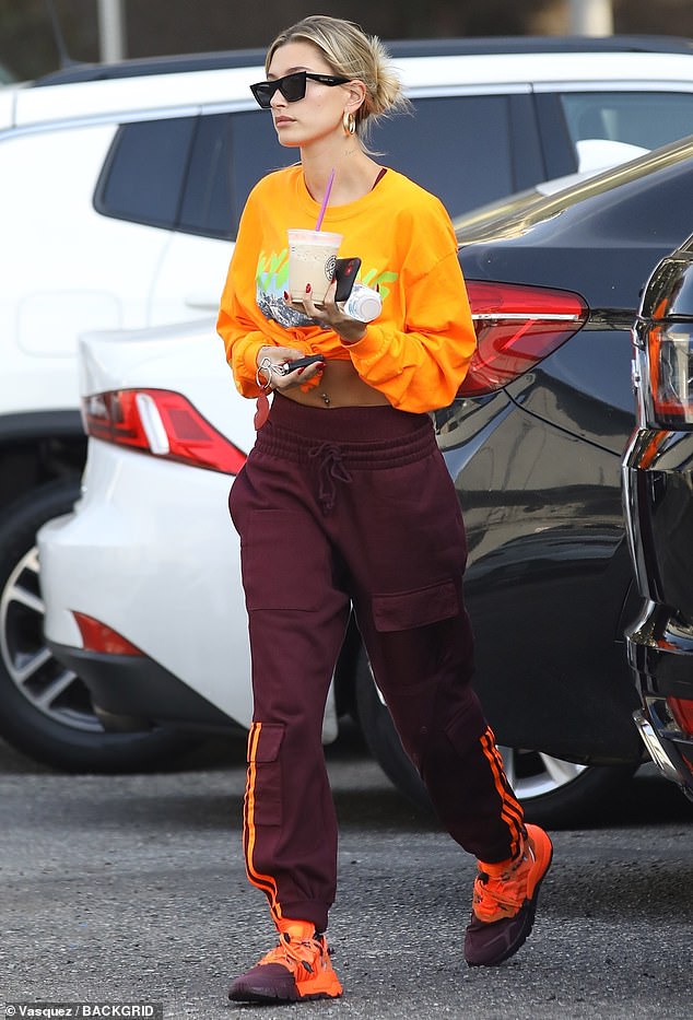Hailey Baldwin diện áo crop top khoe eo thon, khuyên rốn cá tính sau ồn ào phá cuộc vui của Selena 5