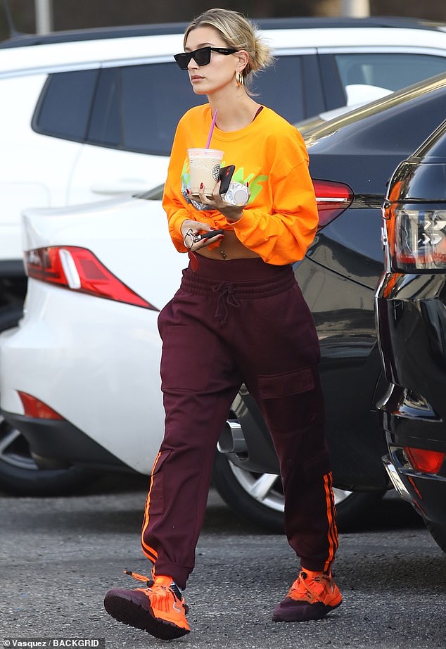 Hailey Baldwin diện áo crop top khoe eo thon, khuyên rốn cá tính sau ồn ào phá cuộc vui của Selena 6