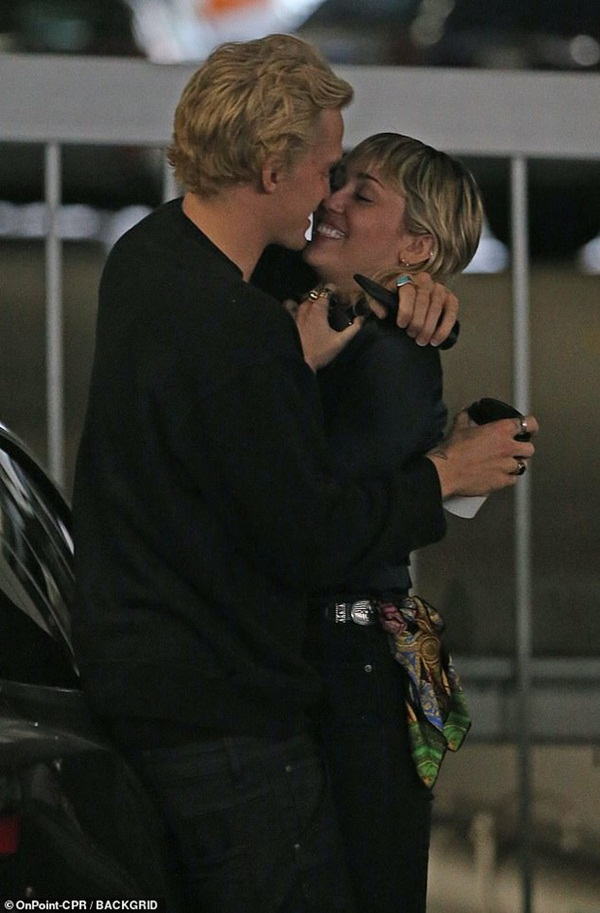 Chồng cũ Liam vừa lộ ảnh tình tứ với bồ trẻ, Miley Cyrus cũng công khai ôm hôn bạn trai nhiệt tình 1