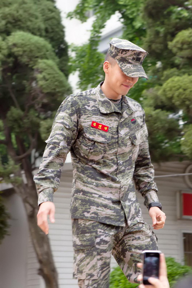 Quân nhân Hyun Bin ngoài đời thực 'ngầu' không kém gì lính Bắc Hàn, phải chăng ekip định cast bằng được anh khi xem loạt ảnh này? 8