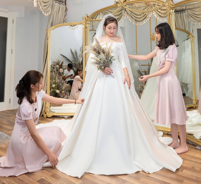 Phan Văn Đức đưa Nhật Linh đi thử váy cưới, vòng 2 lùm lùm của cô dâu khiến dân tình chú ý 5