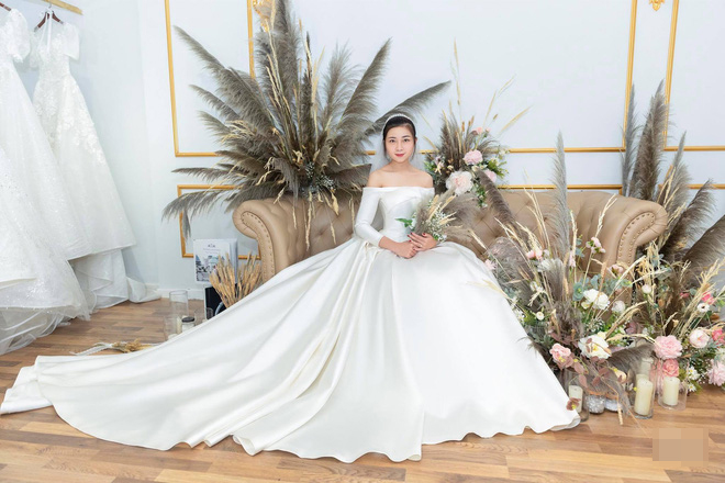 Phan Văn Đức đưa Nhật Linh đi thử váy cưới, vòng 2 lùm lùm của cô dâu khiến dân tình chú ý 4