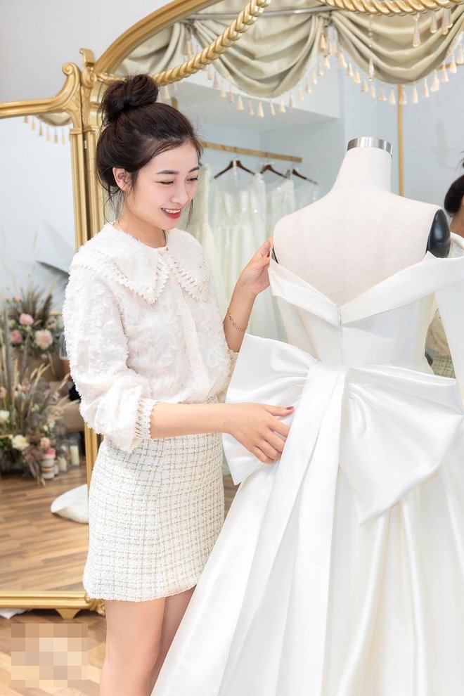 Phan Văn Đức đưa Nhật Linh đi thử váy cưới, vòng 2 lùm lùm của cô dâu khiến dân tình chú ý 0