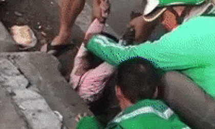 'Thót tim' với màn giải cứu bé gái bị rơi xuống cống ở Hà Nội
