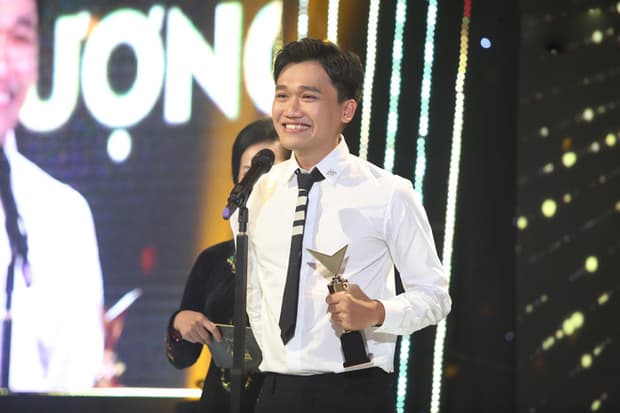 Hồng Diễm - Xuân Nghị chiến thắng ngoạn mục tại VTV Awards 2020, rơi nước mắt trên bục nhận giải 0