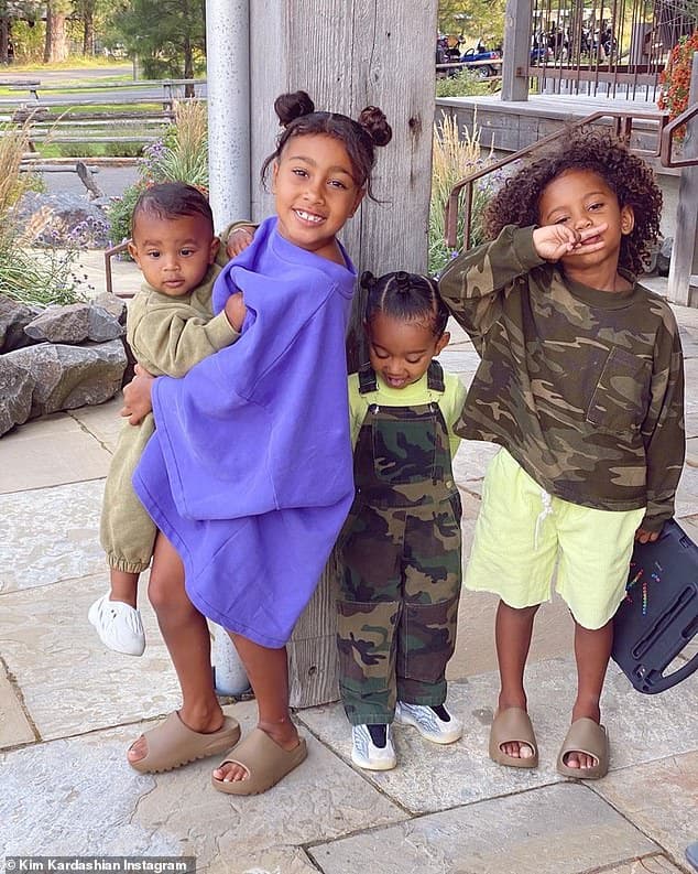 Kim Kardashian khoe ảnh gia đình hạnh phúc bên Kayne West và 4 con sau khi rộ tin đồn ly hôn 5