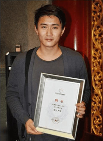'Cậu bé vàng trong làng phim Quỳnh Dao' thi 3 lần mới đỗ Đại học, hơn 20 năm vào nghề vẫn giậm chân tại chỗ 9