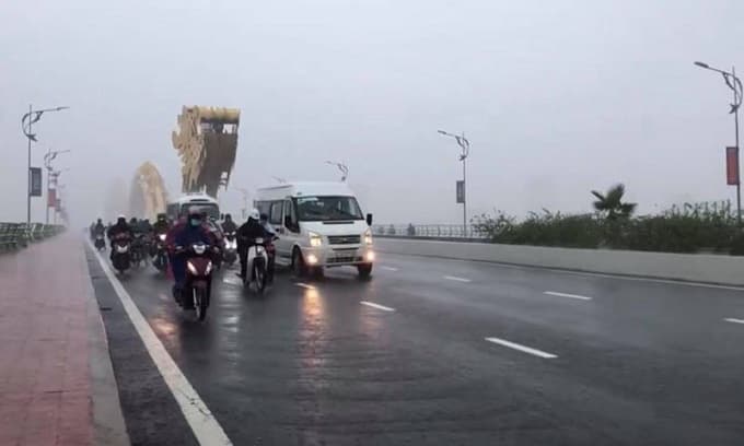 Khoảnh khắc dòng ô tô chạy chậm, che chắn gió cho xe máy giữa trời mưa bão ở Đà Nẵng gây xúc động