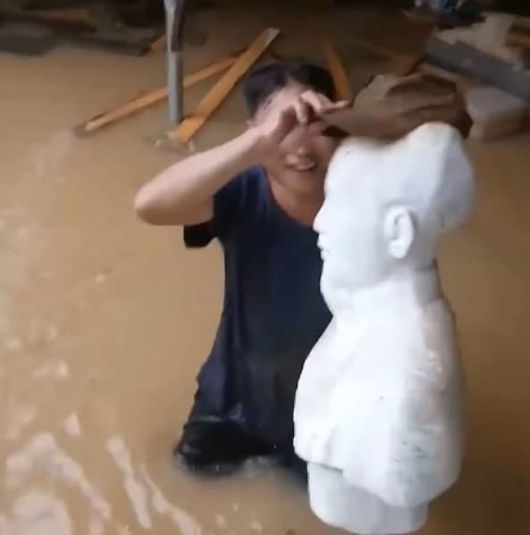 Khoảnh khắc xúc động người đàn ông che mũ cho tượng Bác trong mưa lũ 5