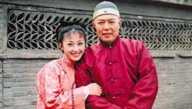 Là 'đệ nhất mỹ nhân tộc Hồi', cô chung sống nhiều năm với Trương Thiết Lâm nhưng cuối cùng lại kết hôn hạnh phúc bên người chồng kém 23 tuổi 5