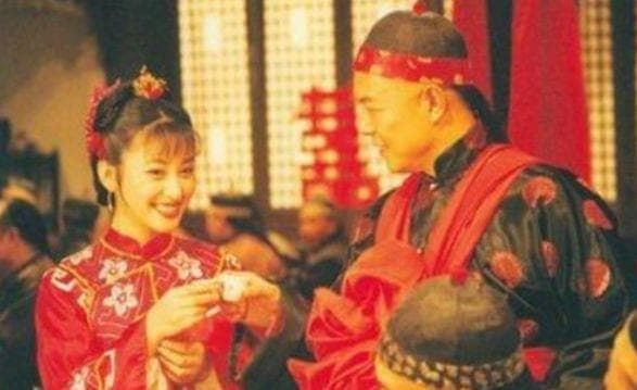 Là 'đệ nhất mỹ nhân tộc Hồi', cô chung sống nhiều năm với Trương Thiết Lâm nhưng cuối cùng lại kết hôn hạnh phúc bên người chồng kém 23 tuổi 2