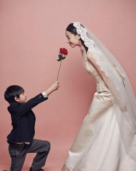 Đổng Khiết chụp ảnh cưới cùng cậu con trai 10 tuổi và tiết lộ hôn con 100 lần mỗi ngày: Đây là tình mẫu tử hay thói quen bệnh hoạn? 2