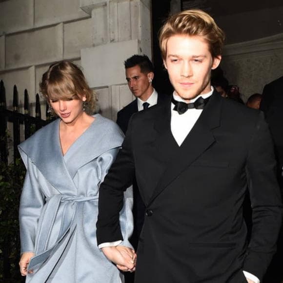 Taylor Swift tay trong tay với Joe Alwyn và có cả mẹ bạn trai bên cạnh, phải chăng đã được chấp nhận làm 'con dâu tương lai'? 7