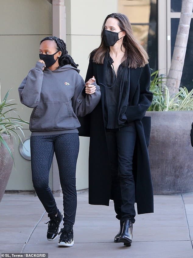 Angelina Jolie thân mật nắm tay con gái nuôi đi mua sắm, lên đồ đơn giản mà vẫn 'chất phát ngất' 2
