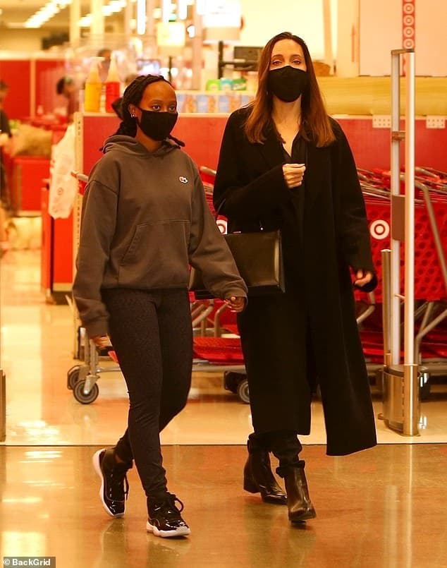 Angelina Jolie thân mật nắm tay con gái nuôi đi mua sắm, lên đồ đơn giản mà vẫn 'chất phát ngất' 3