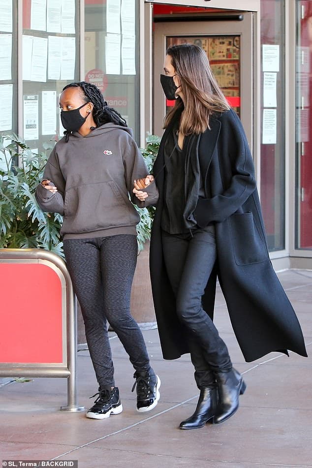 Angelina Jolie thân mật nắm tay con gái nuôi đi mua sắm, lên đồ đơn giản mà vẫn 'chất phát ngất' 6