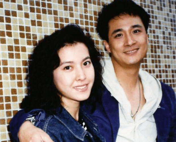 Anh là mỹ nam Hong Kong từng mê mẩn Lưu Gia Linh và Lâm Thanh Hà, phá sản năm 58 tuổi, bị vợ con ruồng bỏ 1
