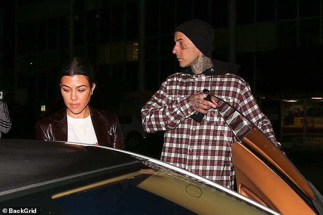 Tay trống Travis Barker trước tán tỉnh cô em Kim Kardashian, sau hẹn hò cô chị Kourtney 2