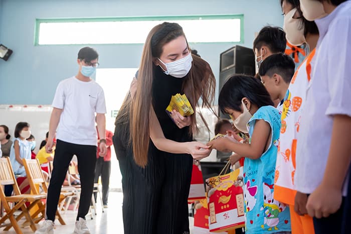 Hồ Ngọc Hà diện đồ giản dị cùng học trò cưng trao tặng gần 700 phần quà cho trẻ em mồ côi ngày Tết