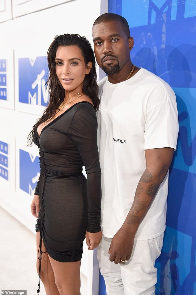 Gác tình cảm sang một bên, Kanye và Kim Kardashian sẽ phân chia khối tài sản 2,2 tỷ đô ra sao? 0