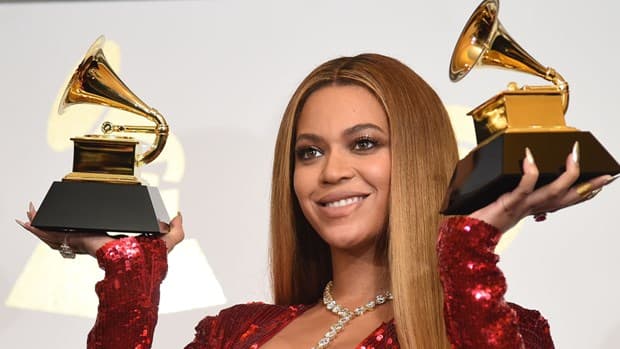 Con gái 9 tuổi Beyonce cham tay vào chiếc cúp Grammy đầu tiên trong đời 0
