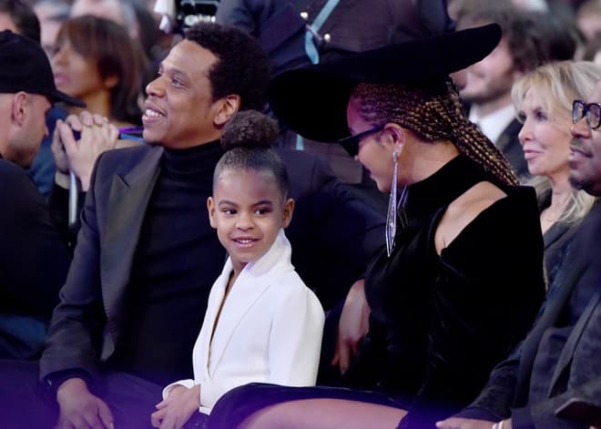 Con gái 9 tuổi Beyonce cham tay vào chiếc cúp Grammy đầu tiên trong đời 4