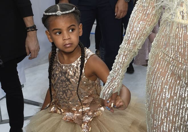 Con gái 9 tuổi Beyonce cham tay vào chiếc cúp Grammy đầu tiên trong đời 3