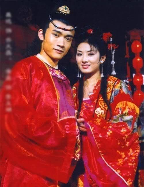 Huỳnh Dịch gây sốt khi mặc lại trang phục 'Lên nhầm kiệu hoa được chồng như ý' sau 21 năm, 8