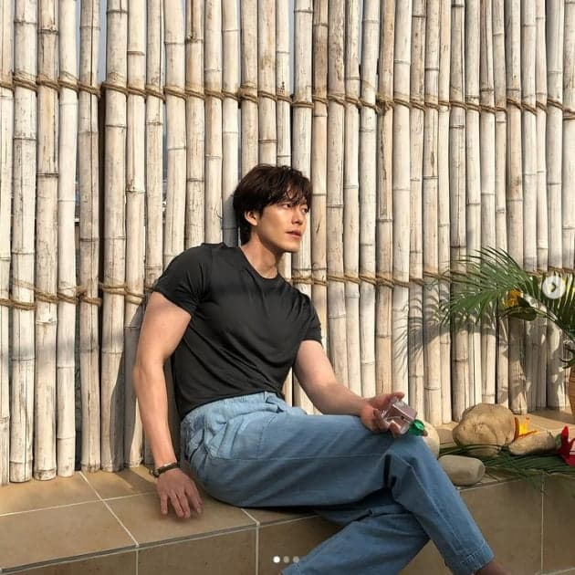 Kim Woo Bin tái xuất với thân hình thay đổi 180 độ: 'bờ vai Thái Bình Dương' và bắp tay khiến fan phải trầm trồ 0