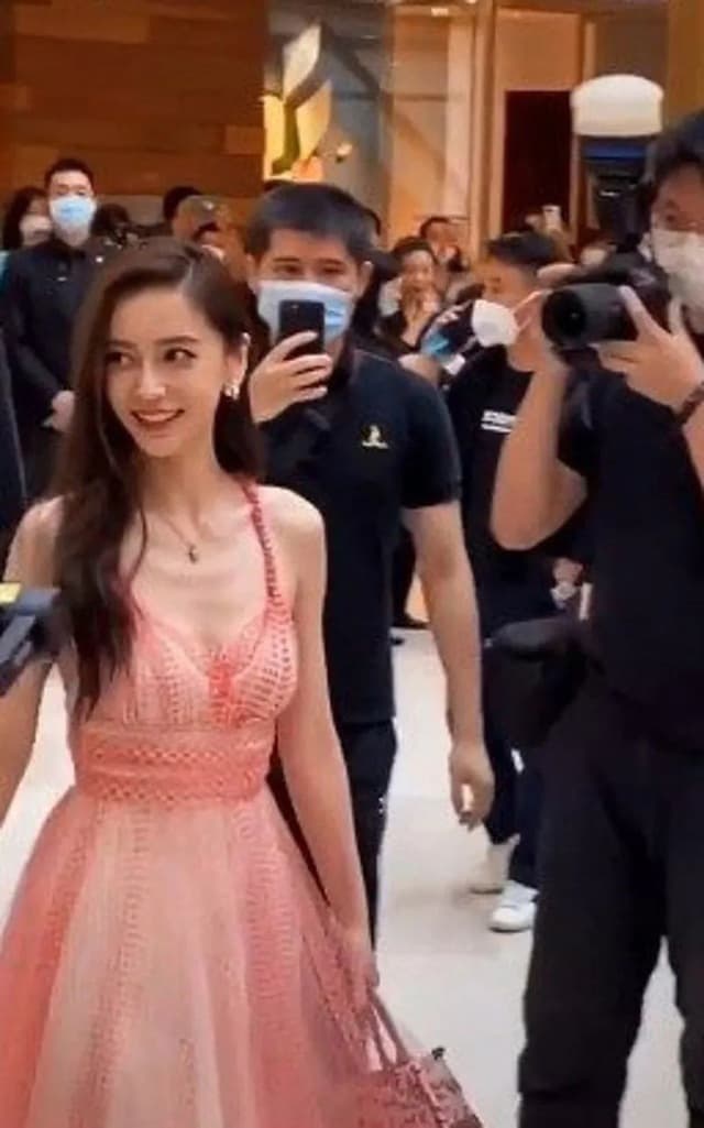 Angelababy một mình đưa con đi chơi, đôi chân gầy chỉ như cánh tay người bình thường, phải chăng chỉ đang 'cố tỏ ra là mình ổn'? 6