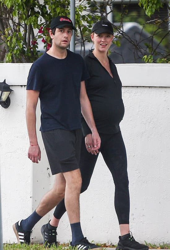 Siêu mẫu Karlie Kloss thon thả dạo phố sau khi mới sinh con chưa đầy 1 tháng 1