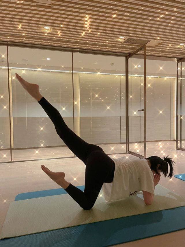 Cựu siêu mẫu Hề Mộng Dao khoe ảnh tập yoga lúc mang bầu 3 tháng, thân hình khiến cư dân mạng phải kinh ngạc  1