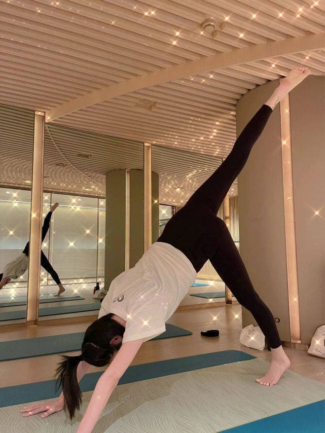 Cựu siêu mẫu Hề Mộng Dao khoe ảnh tập yoga lúc mang bầu 3 tháng, thân hình khiến cư dân mạng phải kinh ngạc  4